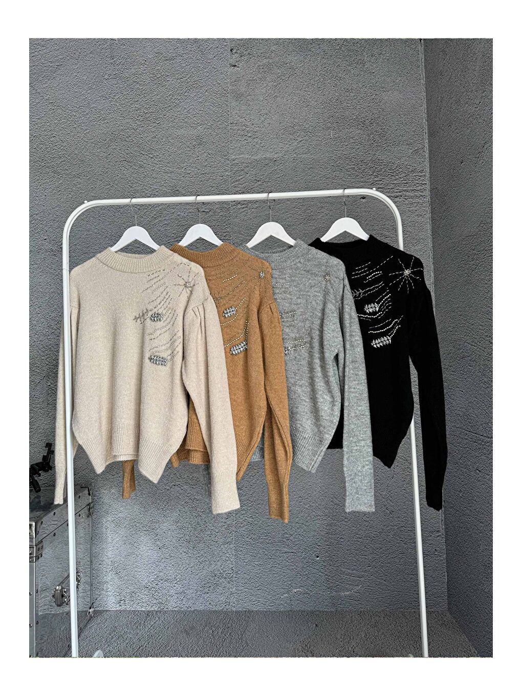 Bej Boncuk İşlemeli Yarım Balıkçı Yaka Triko Kazak E-184-3