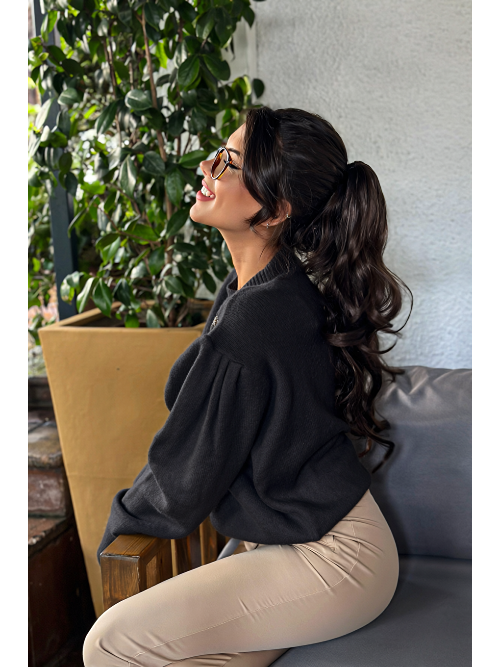 Siyah Boncuk İşlemeli Yarım Balıkçı Yaka Triko Kazak E-184-2