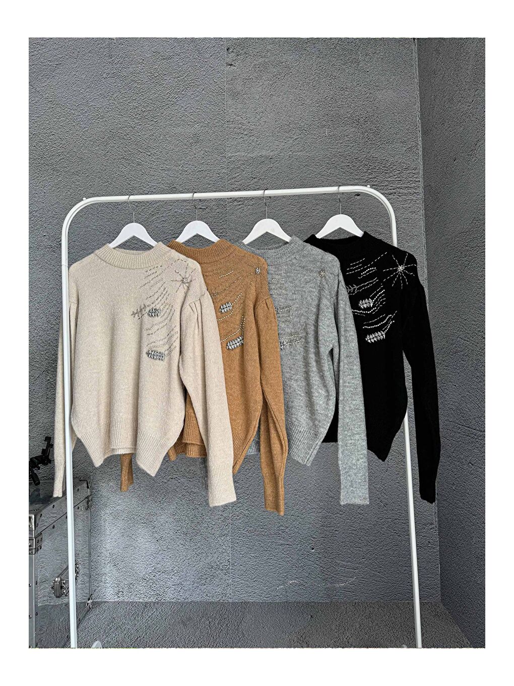 Siyah Boncuk İşlemeli Yarım Balıkçı Yaka Triko Kazak E-184-3