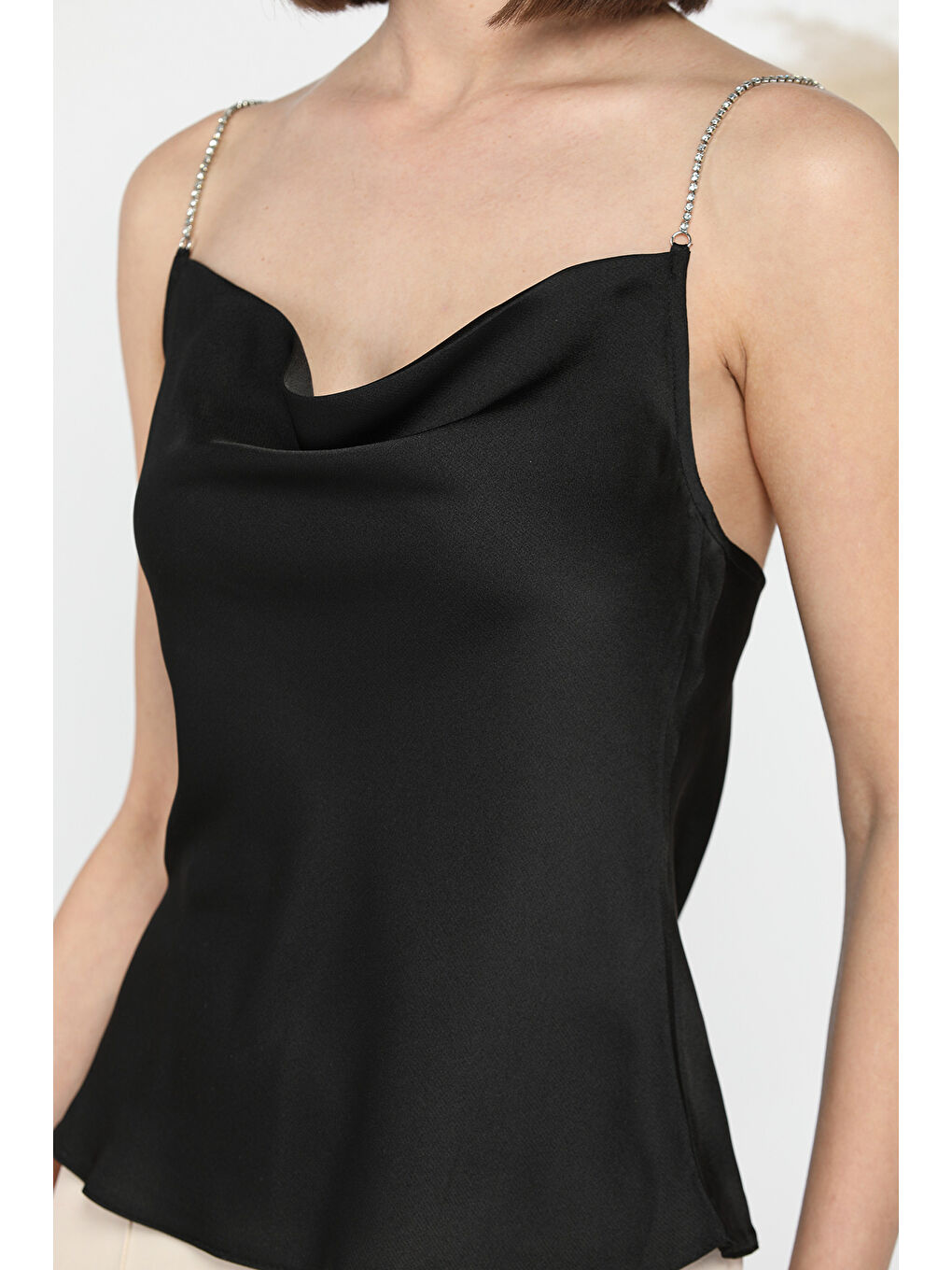 Siyah Taş Detaylı Dekolteli Kadın Bluz-3