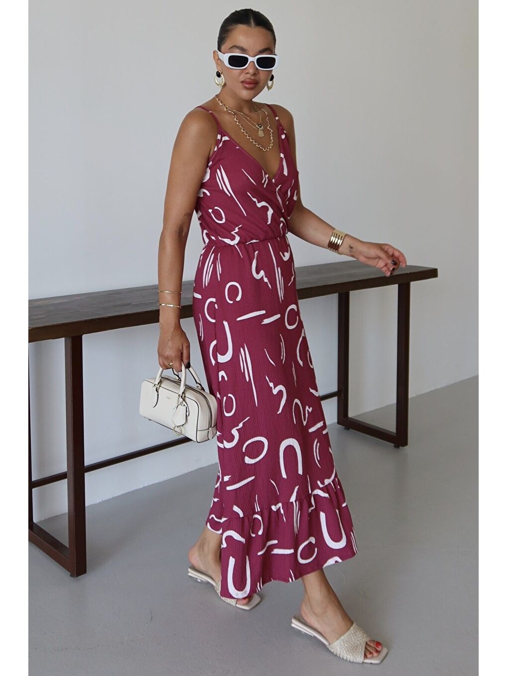 Kadın Bordo Desenli Kruvaze Maxi Boy Askılı Krinkıl Elbise-4