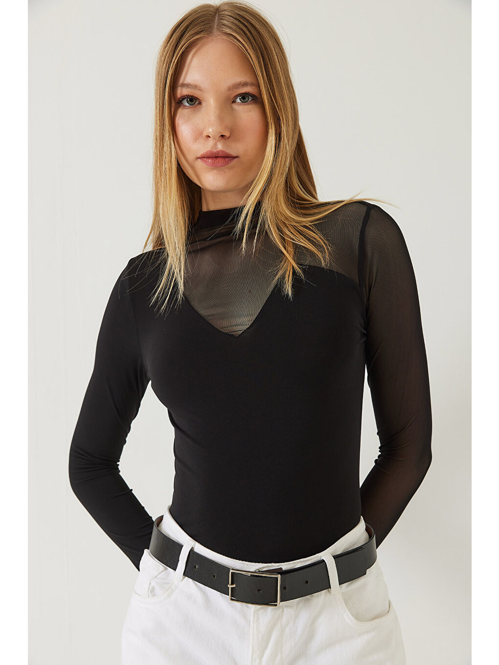 Siyah Kadın Tül Detaylı Sandy Kumaş V Yaka Bluz-1