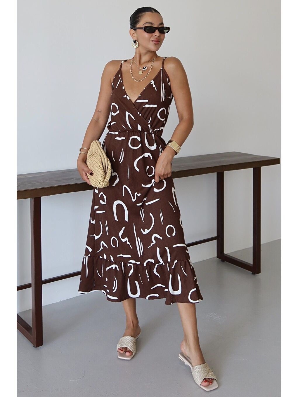 Kadın Kahverengi Desenli Kruvaze Maxi Boy Askılı Krinkıl Elbise