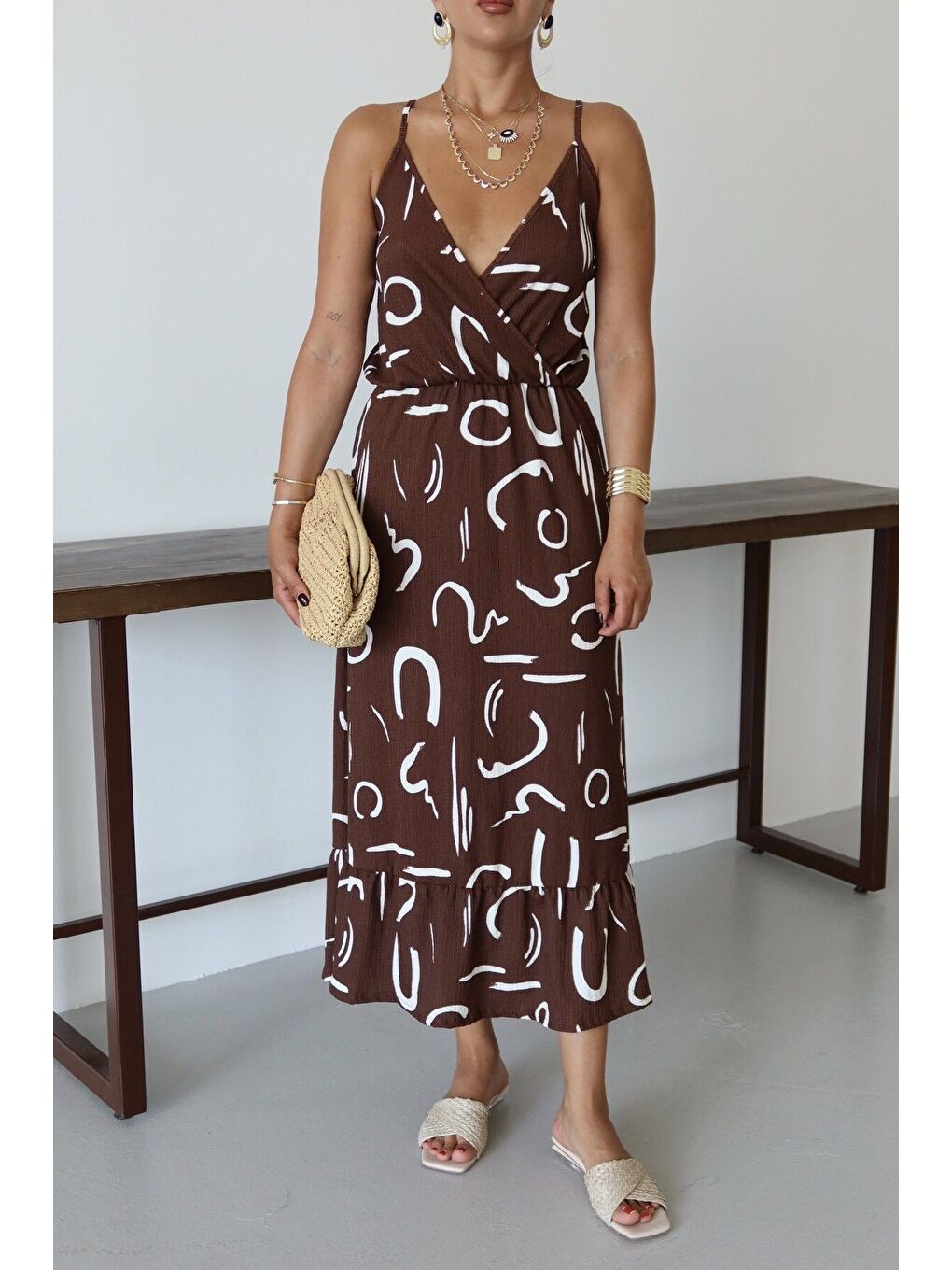 Kadın Kahverengi Desenli Kruvaze Maxi Boy Askılı Krinkıl Elbise-1