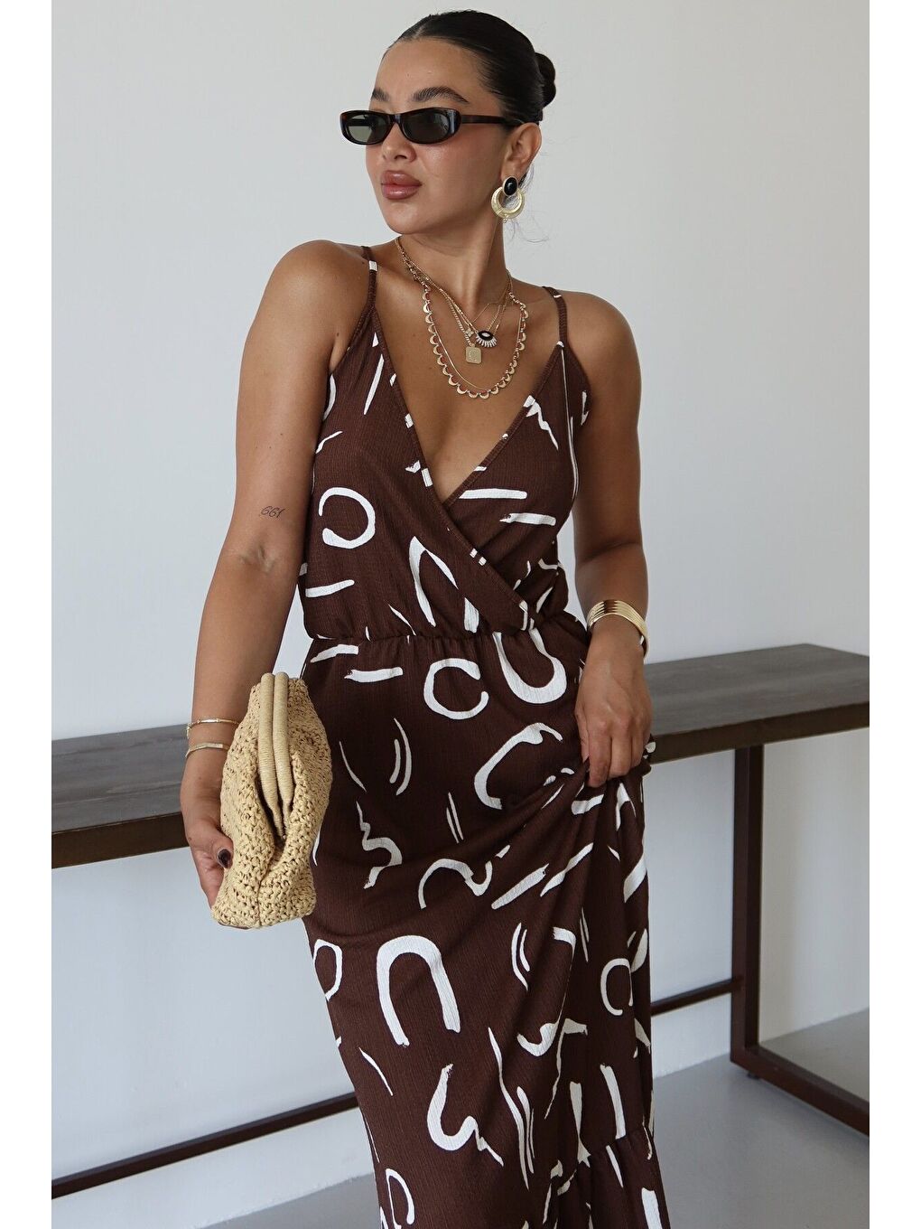 Kadın Kahverengi Desenli Kruvaze Maxi Boy Askılı Krinkıl Elbise-2