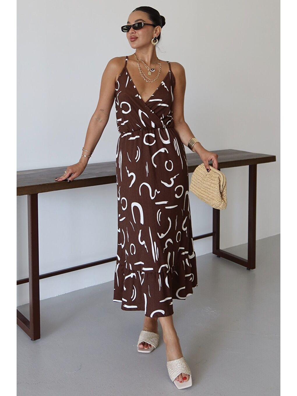 Kadın Kahverengi Desenli Kruvaze Maxi Boy Askılı Krinkıl Elbise-3