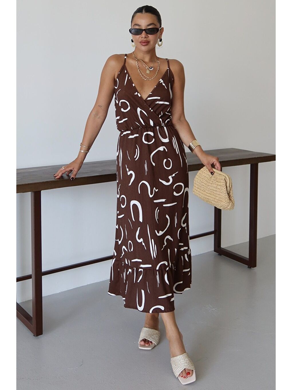 Kadın Kahverengi Desenli Kruvaze Maxi Boy Askılı Krinkıl Elbise-4