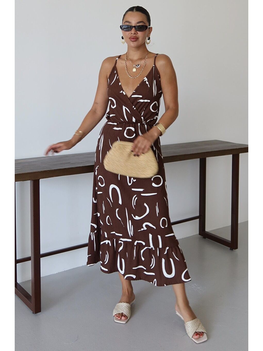 Kadın Kahverengi Desenli Kruvaze Maxi Boy Askılı Krinkıl Elbise-5