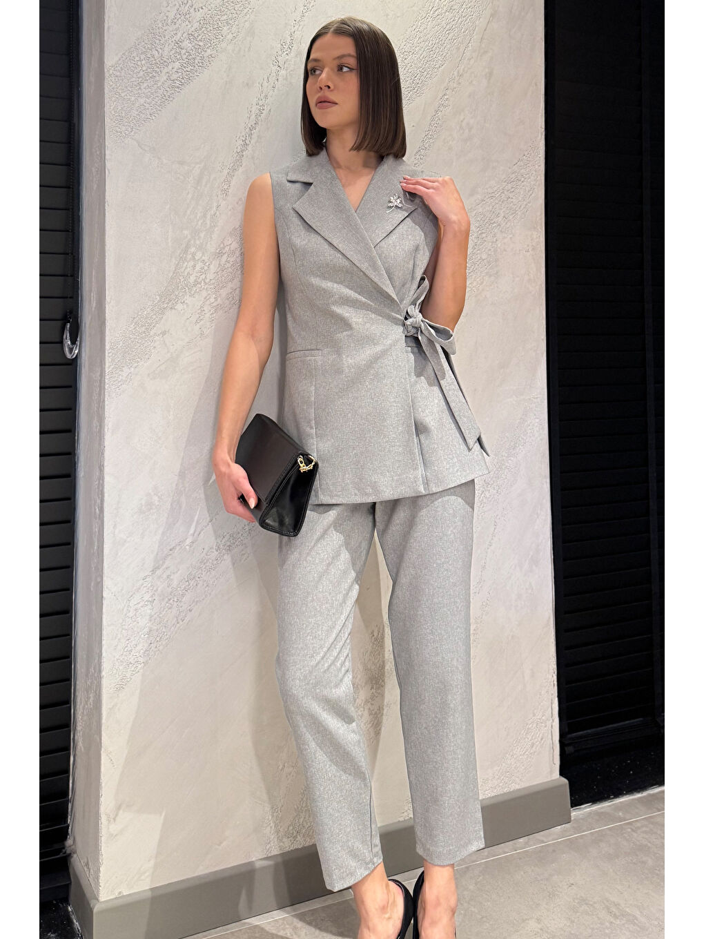 Gri Kadın Broş Detaylı Yelek Pantolon İkili Takım