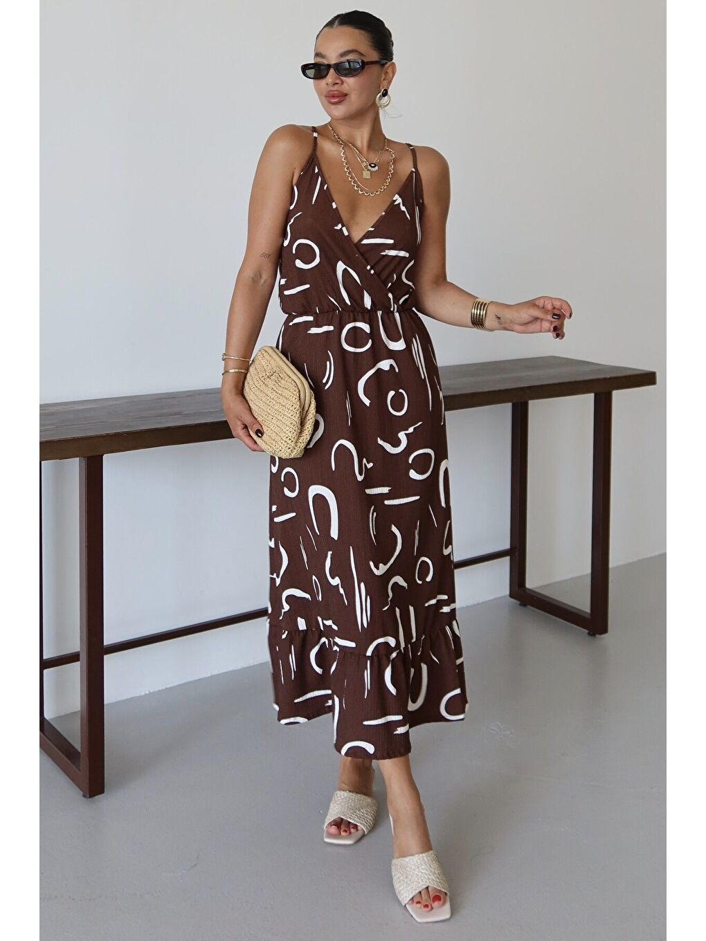 Kadın Kahverengi Desenli Kruvaze Maxi Boy Askılı Krinkıl Elbise-6