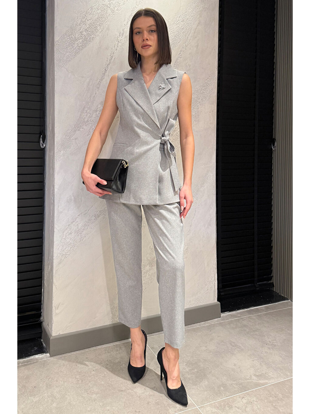 Gri Kadın Broş Detaylı Yelek Pantolon İkili Takım-1
