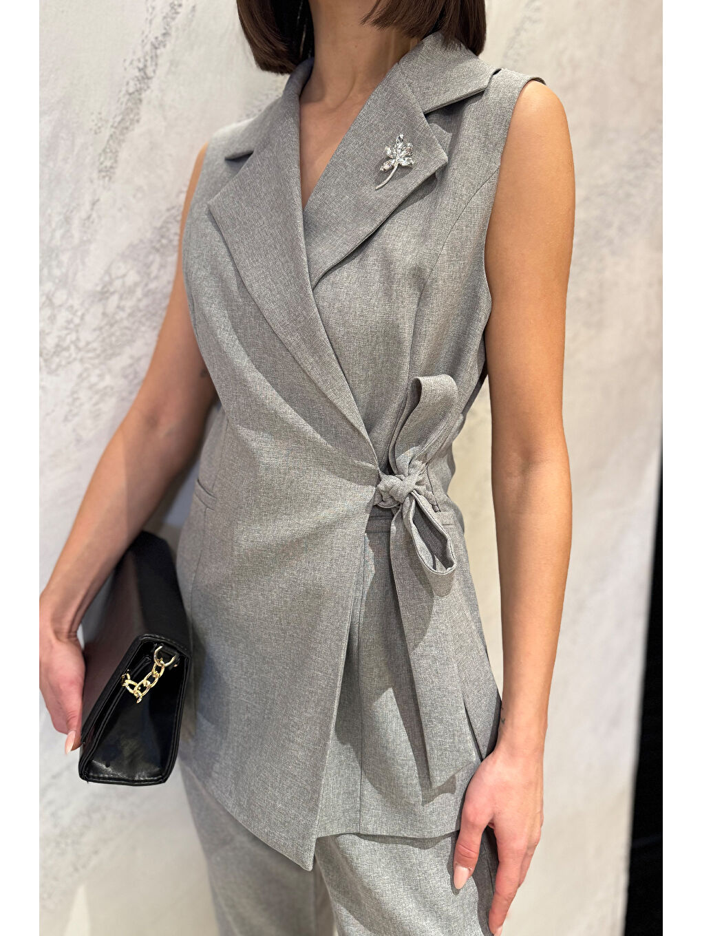 Gri Kadın Broş Detaylı Yelek Pantolon İkili Takım-3