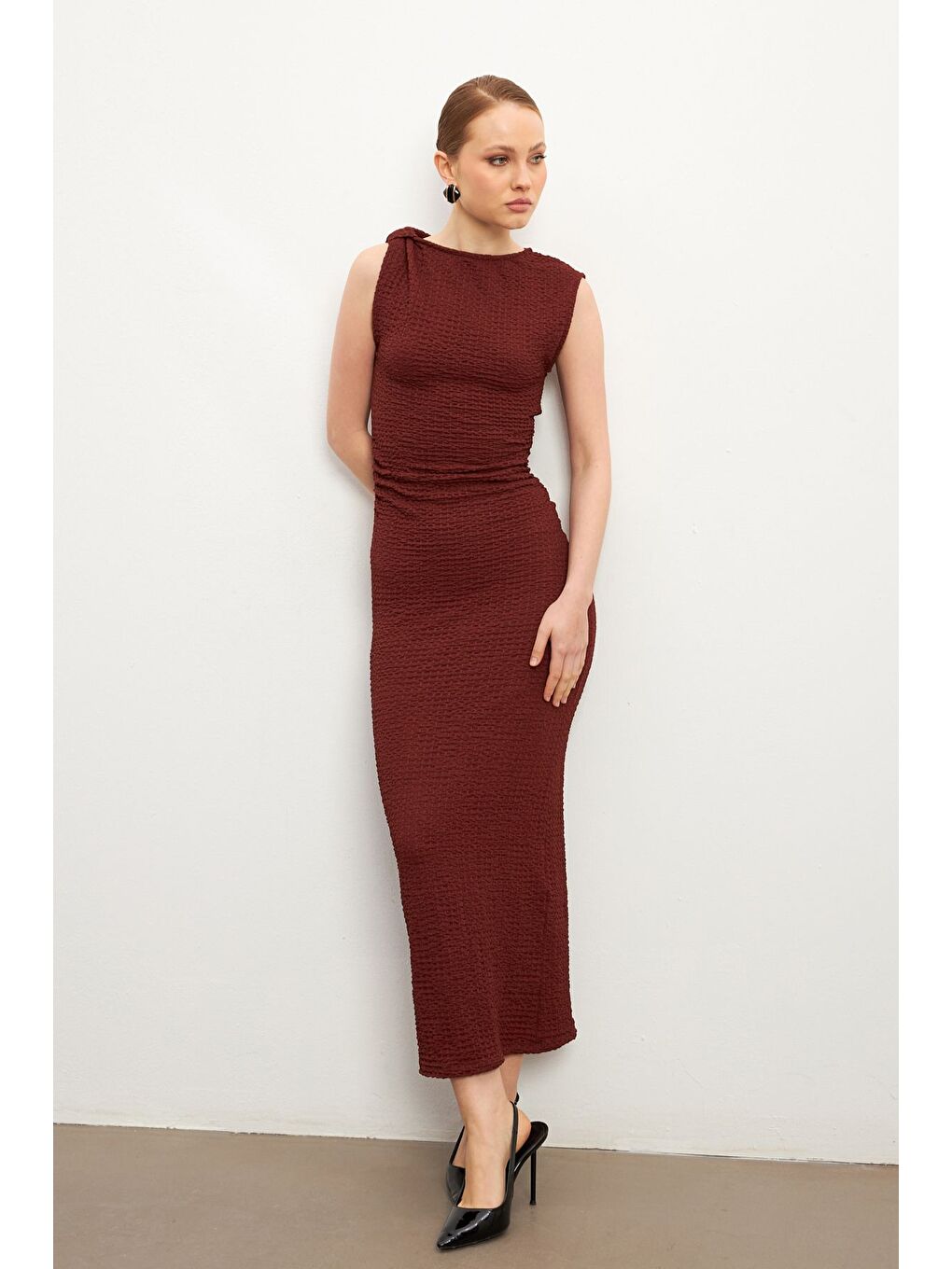 Bordo Omuz Detaylı Bel Büzgülü Bürümcük Elbise-3