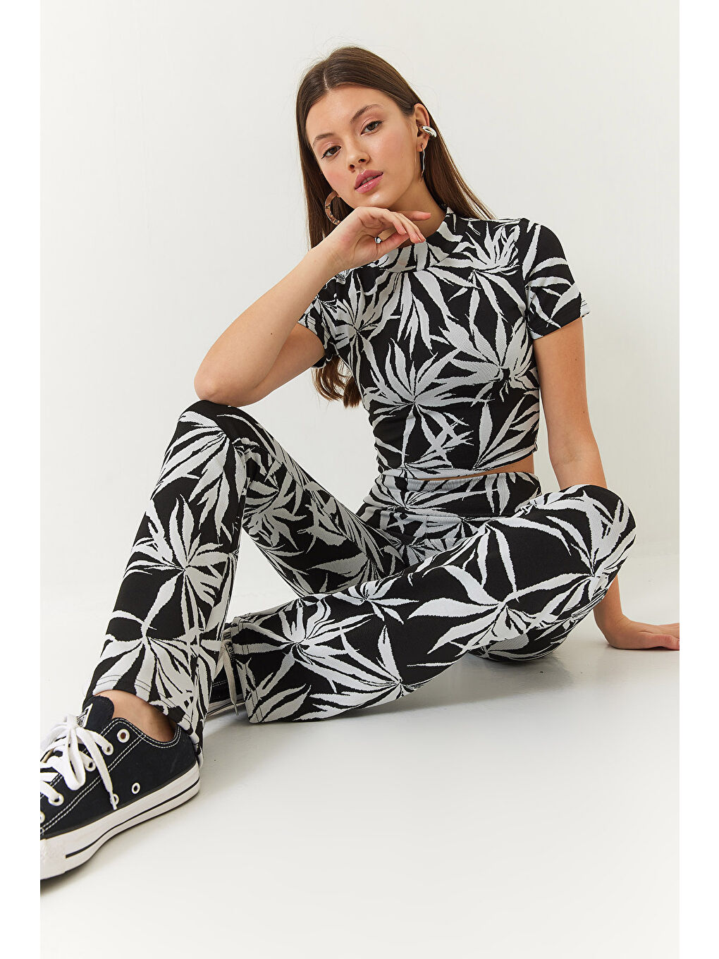 Siyah Kadın Yarım Balıkçı Yaka Kısa Kollu Crop Beli Lastikli Pantolonlu Alt-Üst Takım-1