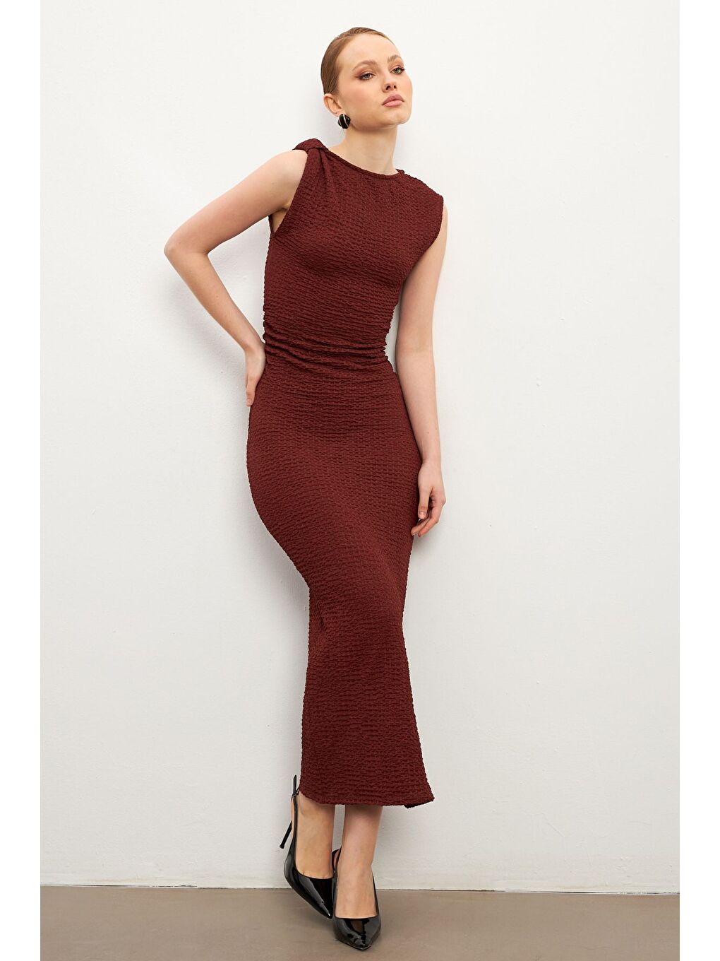 Bordo Omuz Detaylı Bel Büzgülü Bürümcük Elbise-4