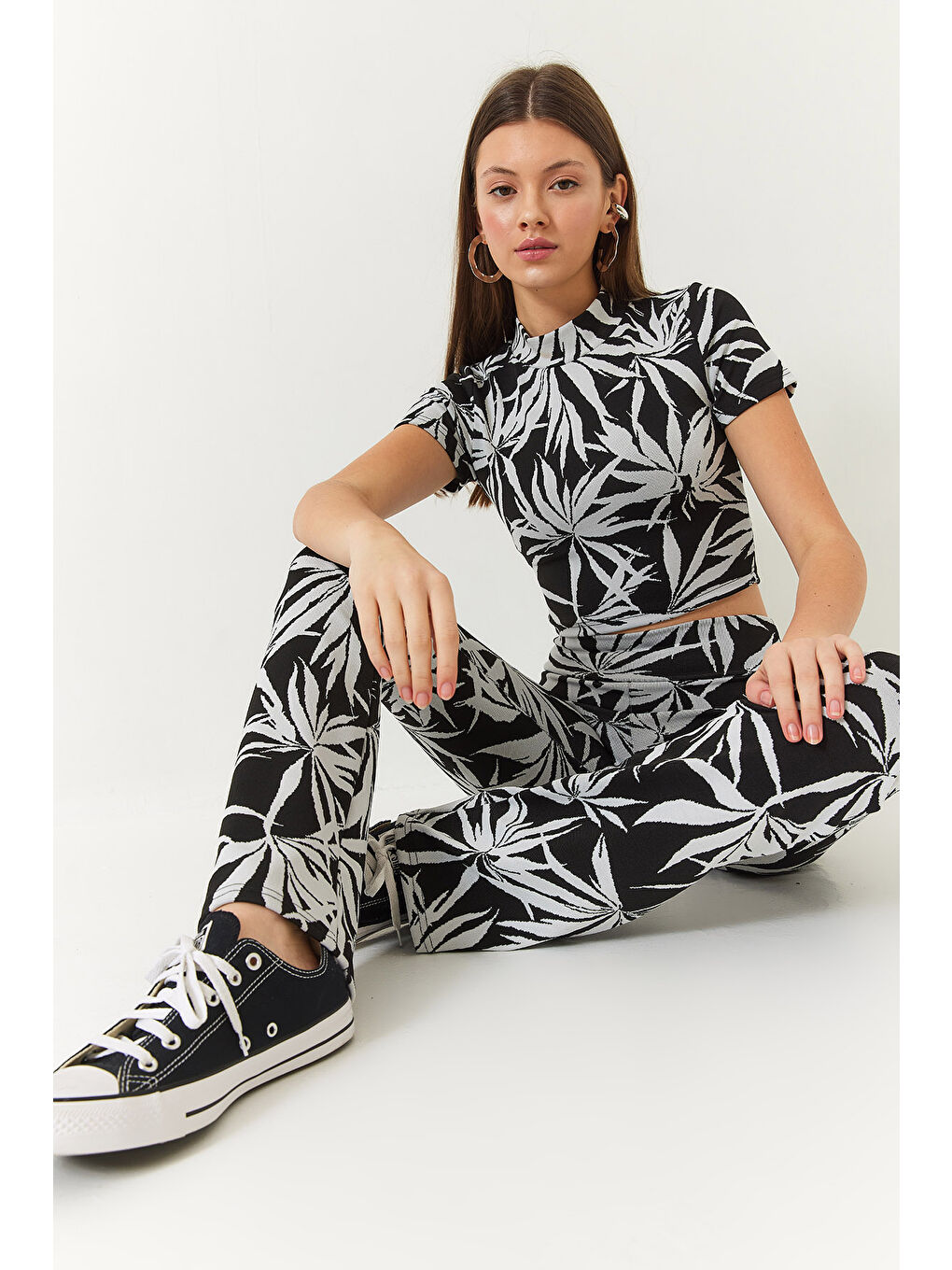 Siyah Kadın Yarım Balıkçı Yaka Kısa Kollu Crop Beli Lastikli Pantolonlu Alt-Üst Takım-2