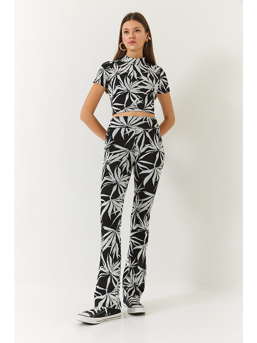 Siyah Kadın Yarım Balıkçı Yaka Kısa Kollu Crop Beli Lastikli Pantolonlu Alt-Üst Takım-4