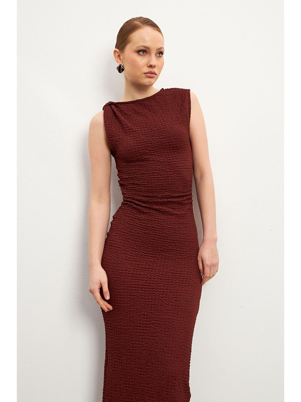 Bordo Omuz Detaylı Bel Büzgülü Bürümcük Elbise-5