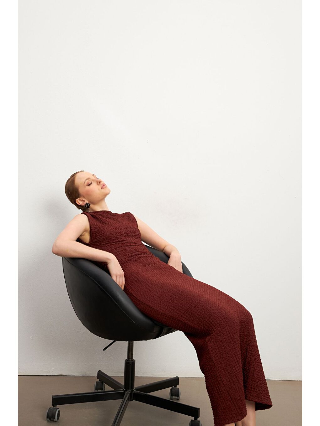 Bordo Omuz Detaylı Bel Büzgülü Bürümcük Elbise-7