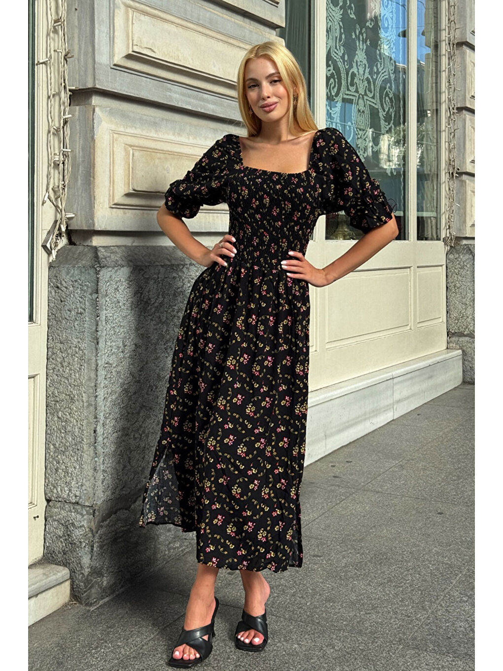 Siyah Kare Yaka Beli Gipeli Çiçek Desenli Elbise