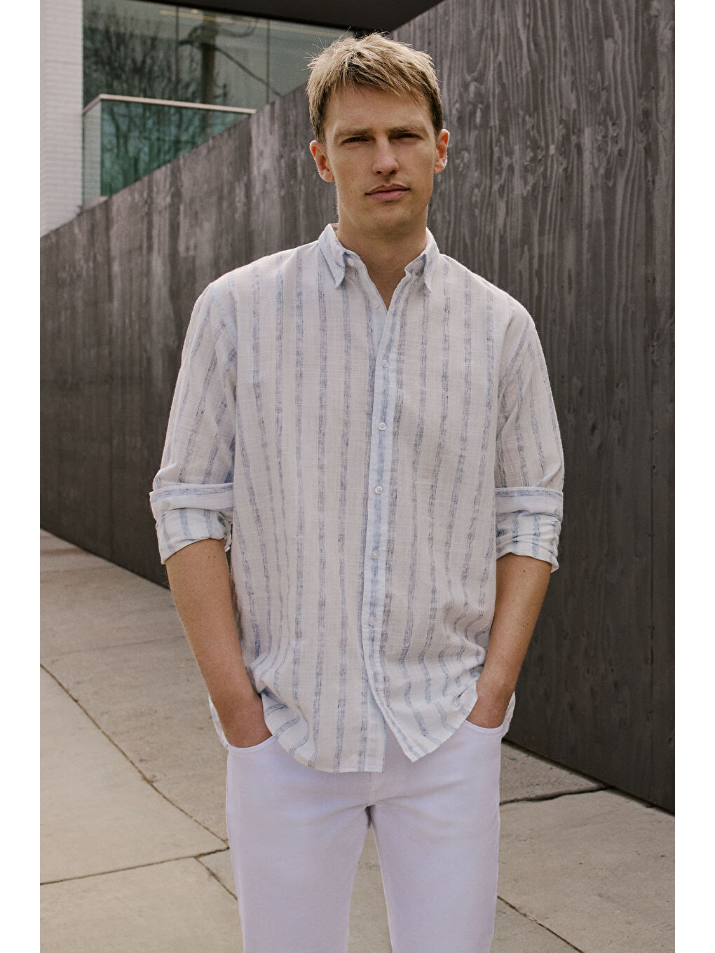 Erkek Beyaz-Lacivert Pamuklu Keten Comfort Fit Rahat Kesim Gizli Düğmeli Yaka Çizgili Gömlek