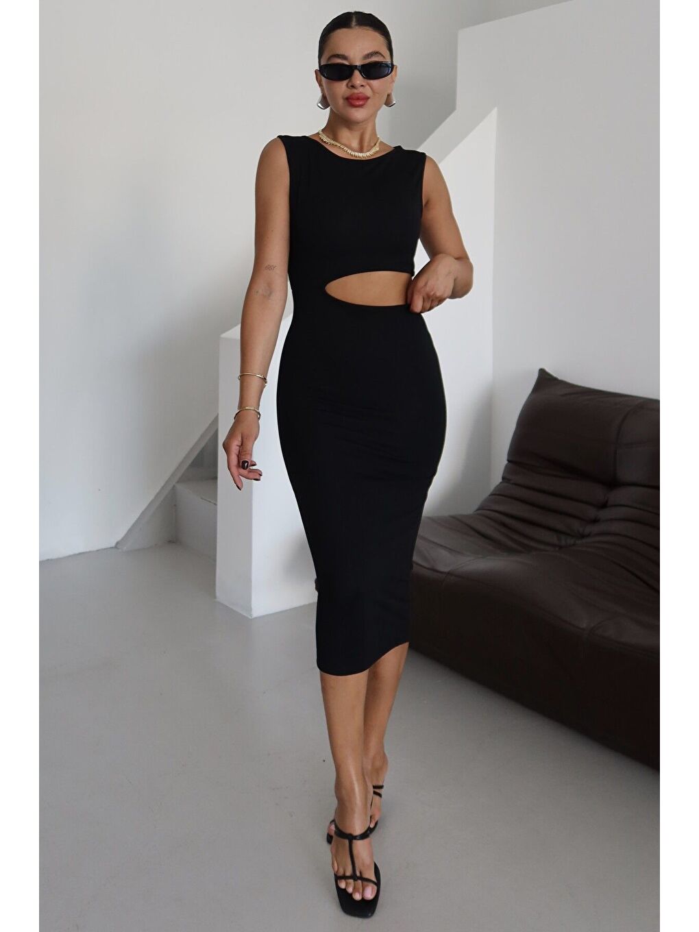 Kadın Siyah Kolsuz Bel Pencere Detaylı Midi Boy Elbise