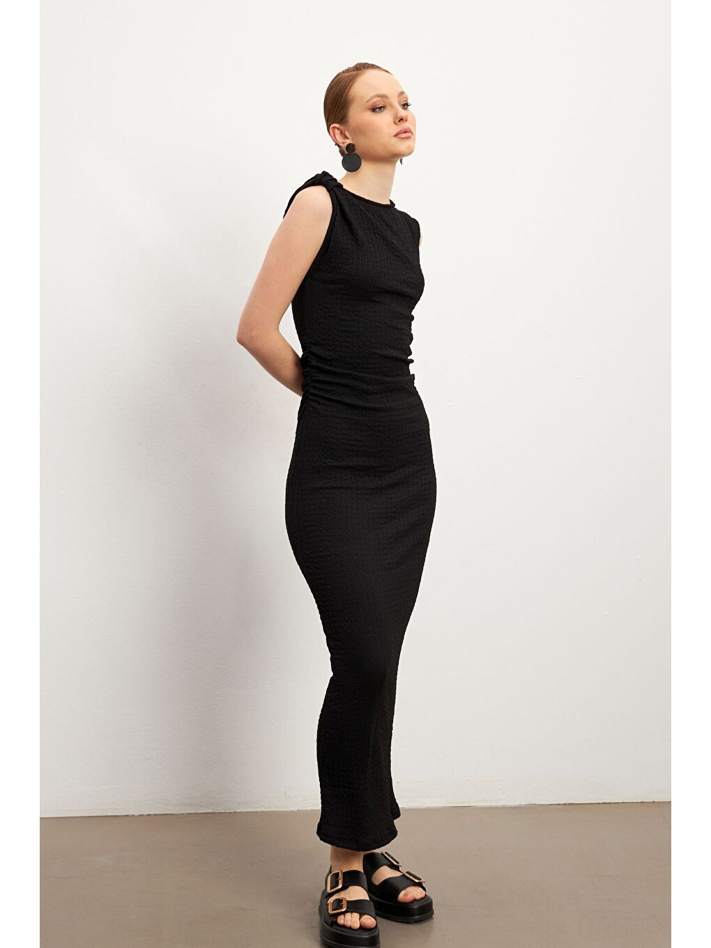 Siyah Omuz Detaylı Bel Büzgülü Bürümcük Elbise-2