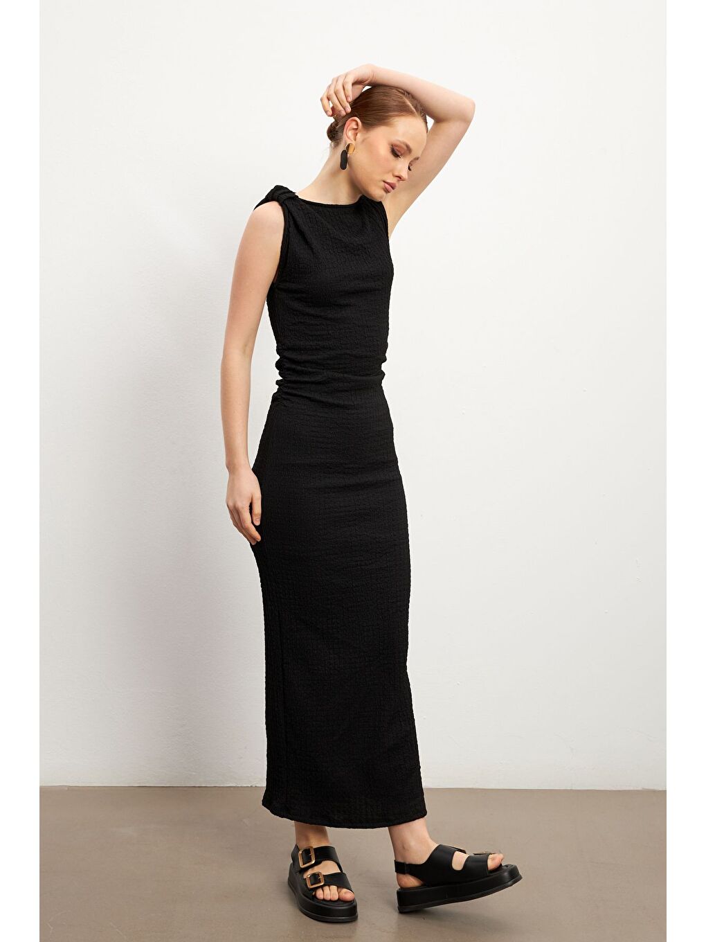 Siyah Omuz Detaylı Bel Büzgülü Bürümcük Elbise-3