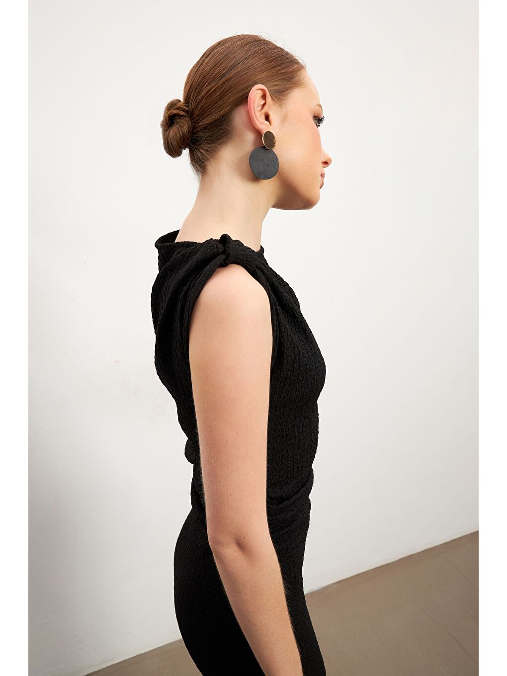 Siyah Omuz Detaylı Bel Büzgülü Bürümcük Elbise-4