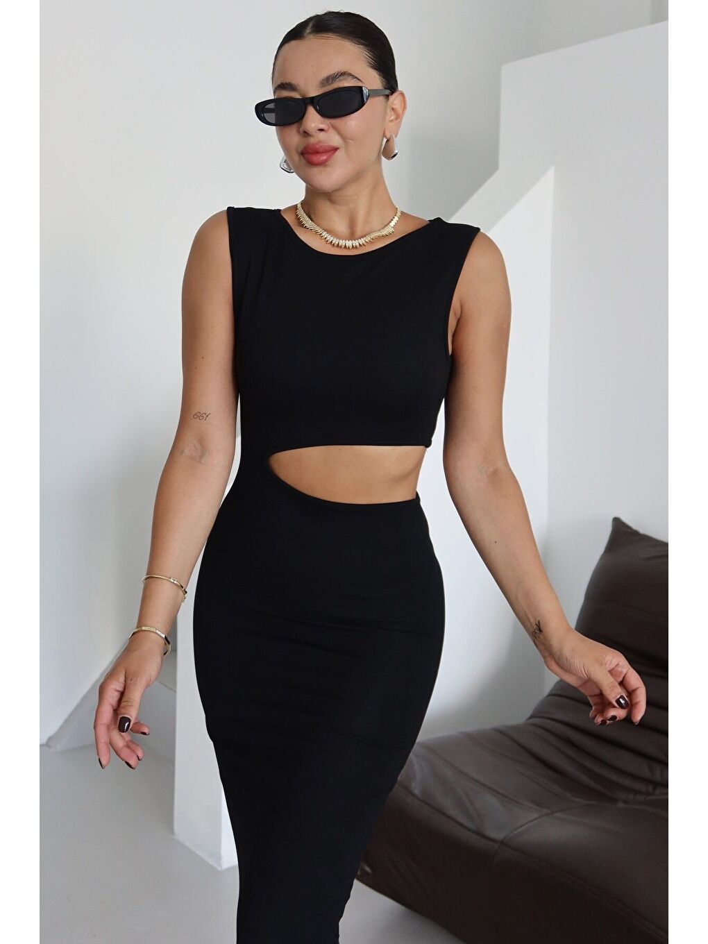 Kadın Siyah Kolsuz Bel Pencere Detaylı Midi Boy Elbise-3