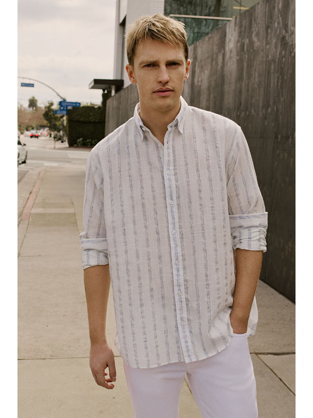 Erkek Beyaz-Lacivert Pamuklu Keten Comfort Fit Rahat Kesim Gizli Düğmeli Yaka Çizgili Gömlek-1