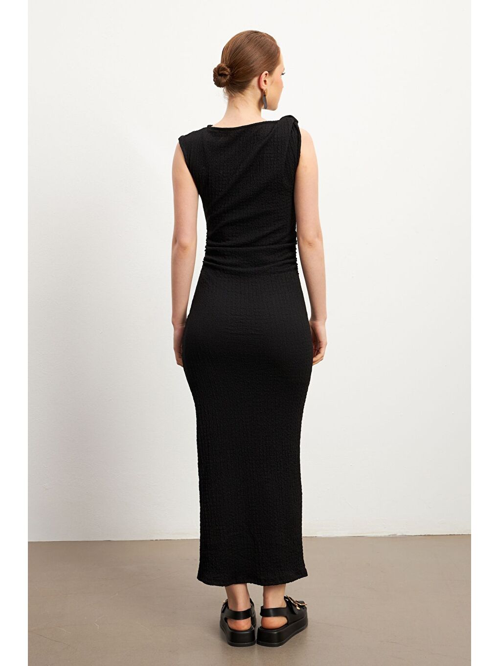 Siyah Omuz Detaylı Bel Büzgülü Bürümcük Elbise-5