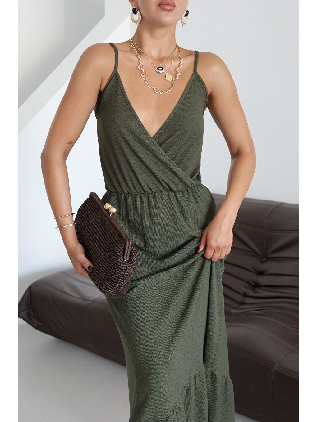 Kadın Koyu Haki Yeşil Askılı Kruvaze Maxi Boy Krinkıl Elbise-1