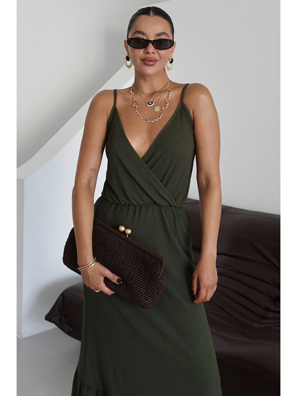 Kadın Koyu Haki Yeşil Askılı Kruvaze Maxi Boy Krinkıl Elbise-3