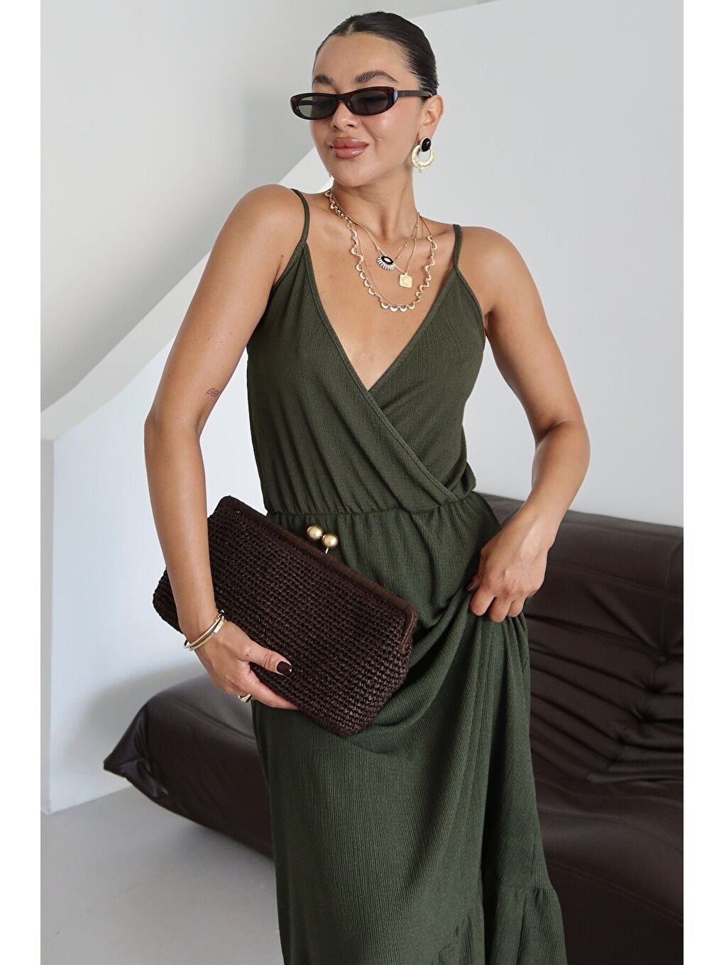 Kadın Koyu Haki Yeşil Askılı Kruvaze Maxi Boy Krinkıl Elbise-4