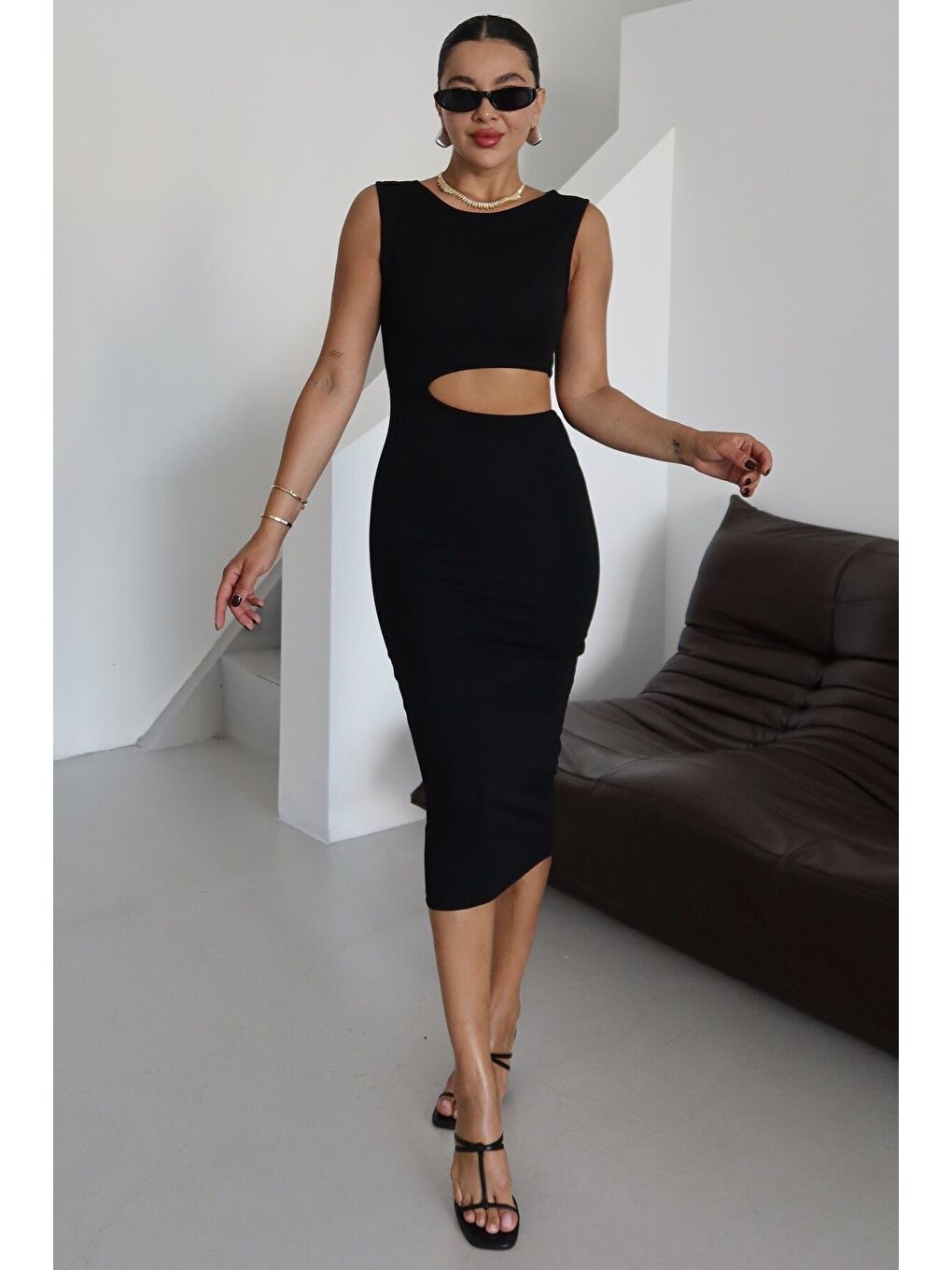 Kadın Siyah Kolsuz Bel Pencere Detaylı Midi Boy Elbise-5