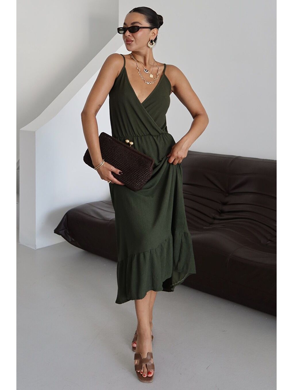 Kadın Koyu Haki Yeşil Askılı Kruvaze Maxi Boy Krinkıl Elbise-5