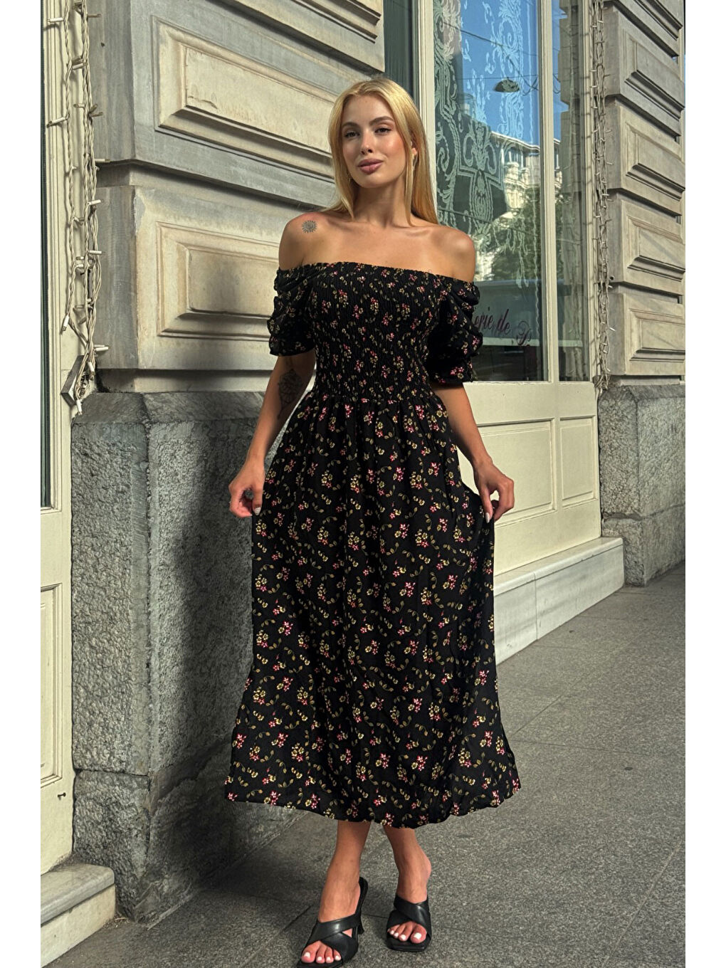 Siyah Kare Yaka Beli Gipeli Çiçek Desenli Elbise-1