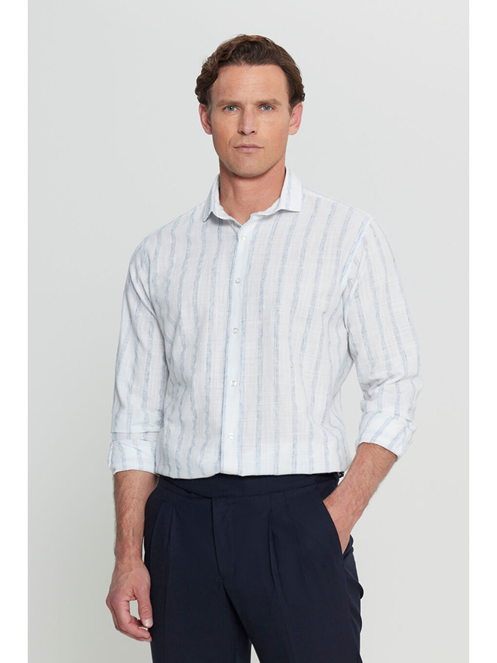 Erkek Beyaz-Lacivert Pamuklu Keten Comfort Fit Rahat Kesim Gizli Düğmeli Yaka Çizgili Gömlek-2