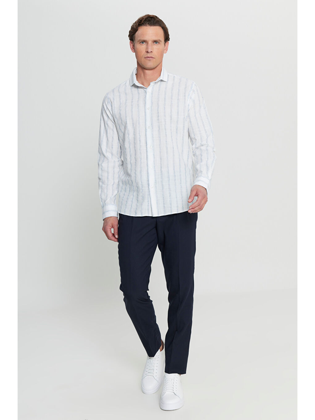 Erkek Beyaz-Lacivert Pamuklu Keten Comfort Fit Rahat Kesim Gizli Düğmeli Yaka Çizgili Gömlek-3