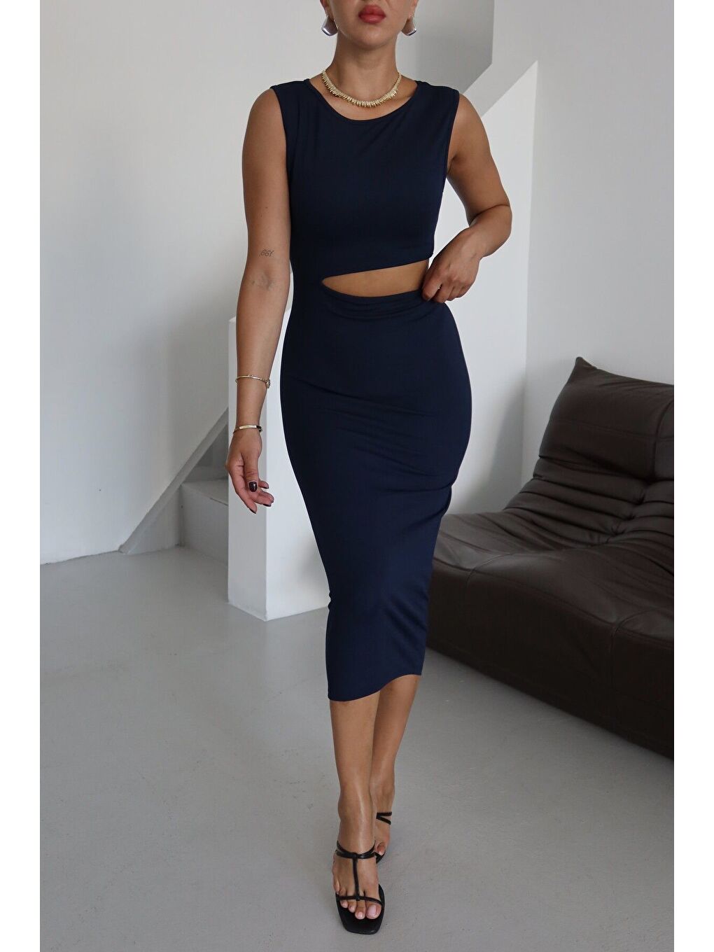 Kadın Lacivert Kolsuz Bel Pencere Detaylı Midi Boy Elbise-1