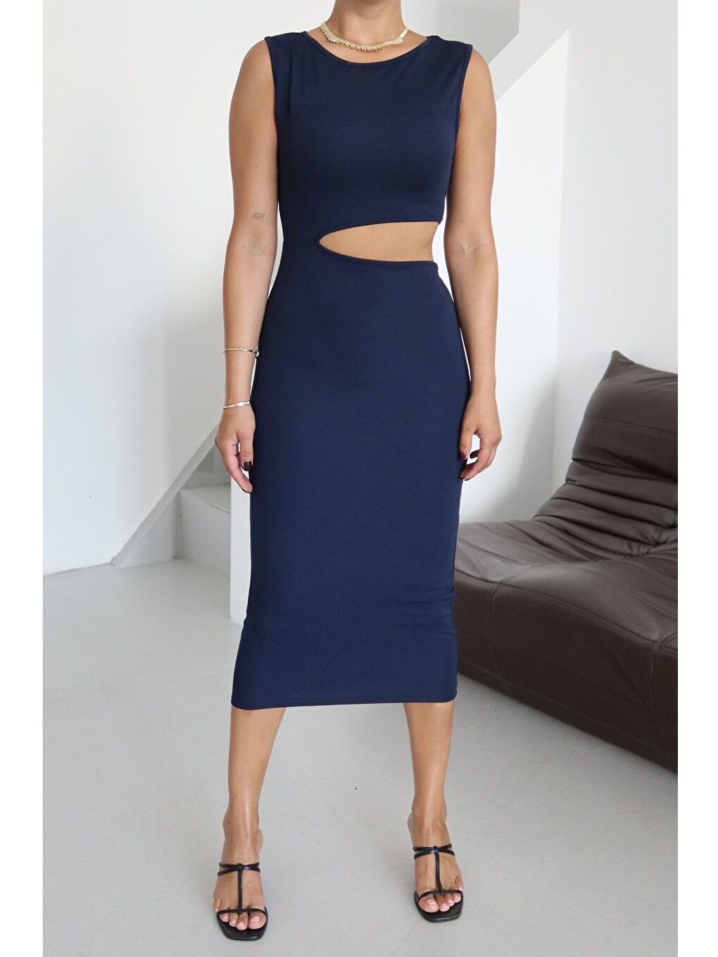 Kadın Lacivert Kolsuz Bel Pencere Detaylı Midi Boy Elbise-2