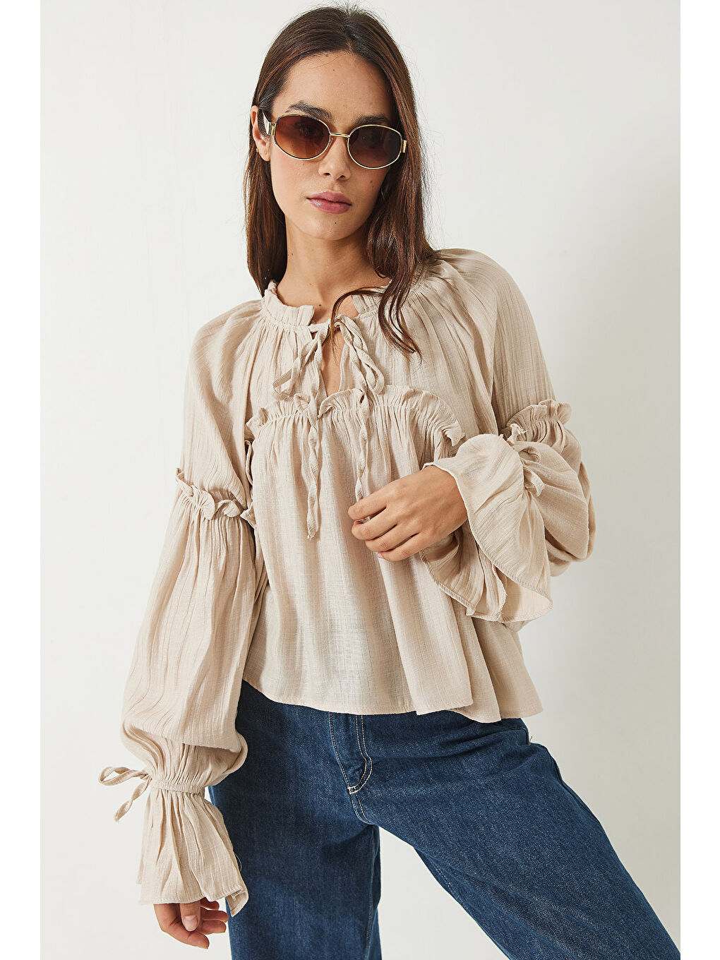 Bej Kadın Bağlama Detaylı Balon Kol Salaş Gofre Bluz-3