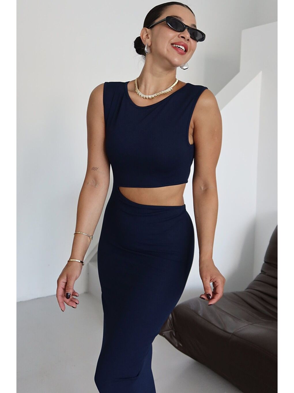 Kadın Lacivert Kolsuz Bel Pencere Detaylı Midi Boy Elbise-3