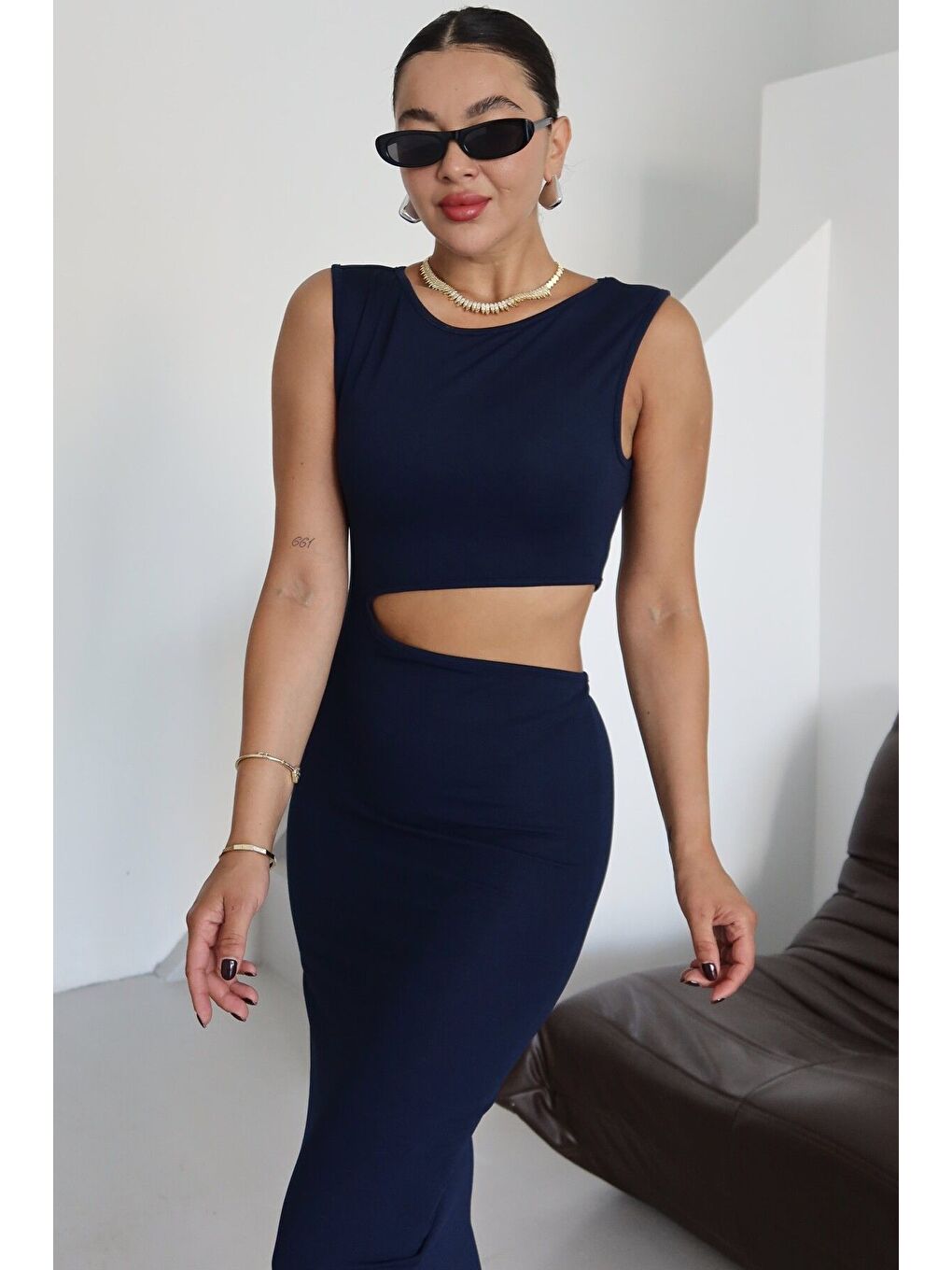 Kadın Lacivert Kolsuz Bel Pencere Detaylı Midi Boy Elbise-4