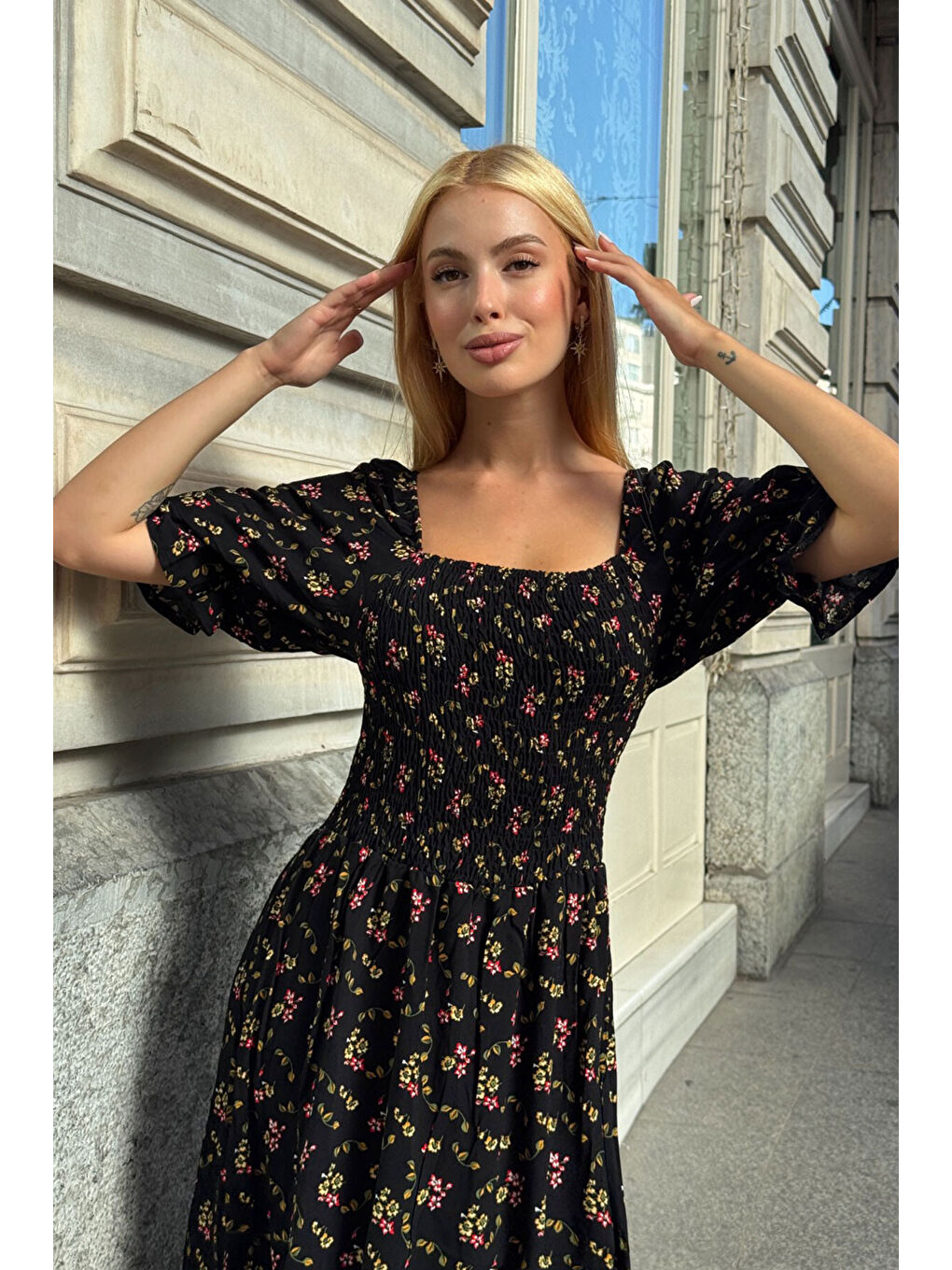 Siyah Kare Yaka Beli Gipeli Çiçek Desenli Elbise-2