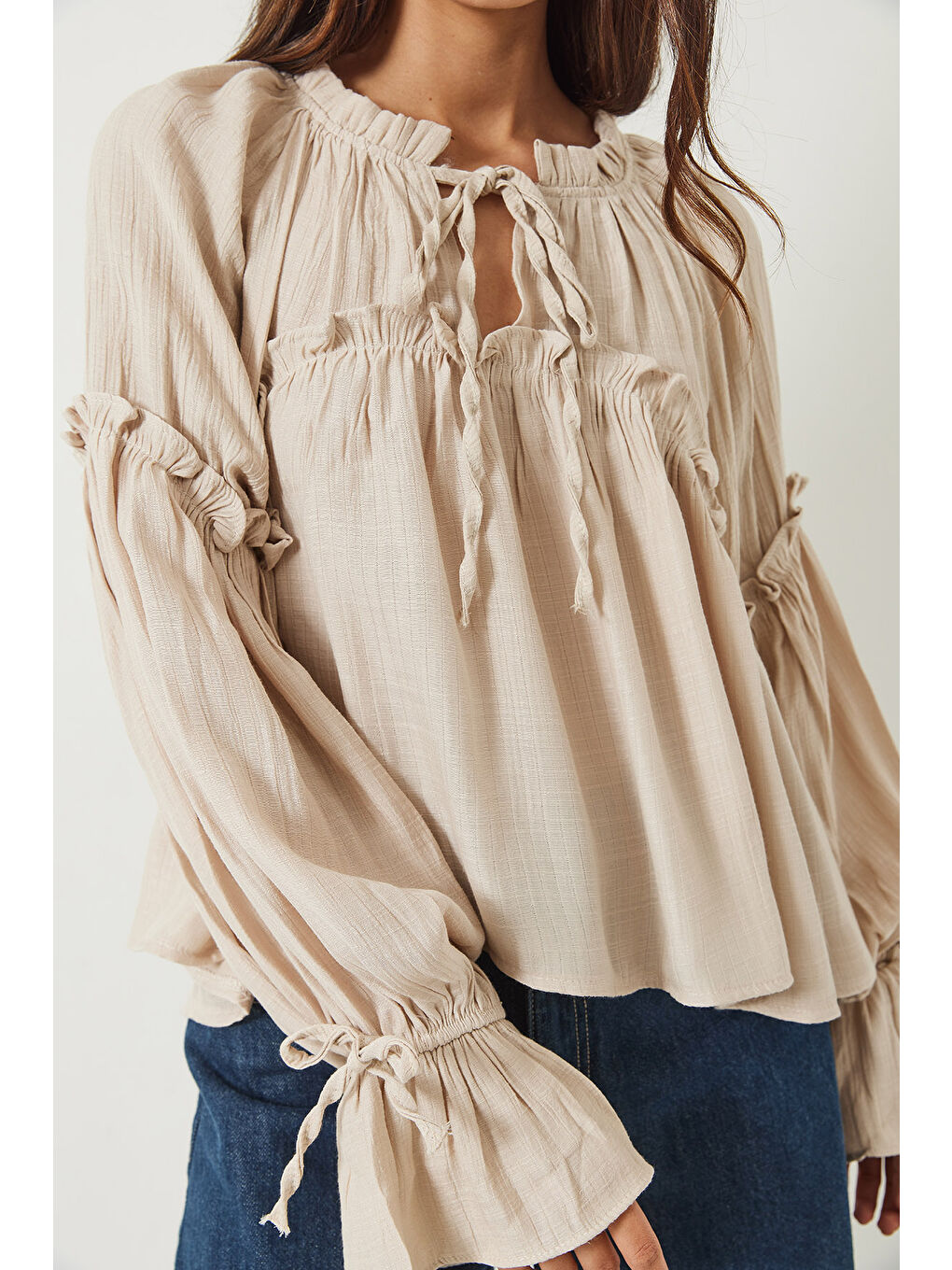 Bej Kadın Bağlama Detaylı Balon Kol Salaş Gofre Bluz-4