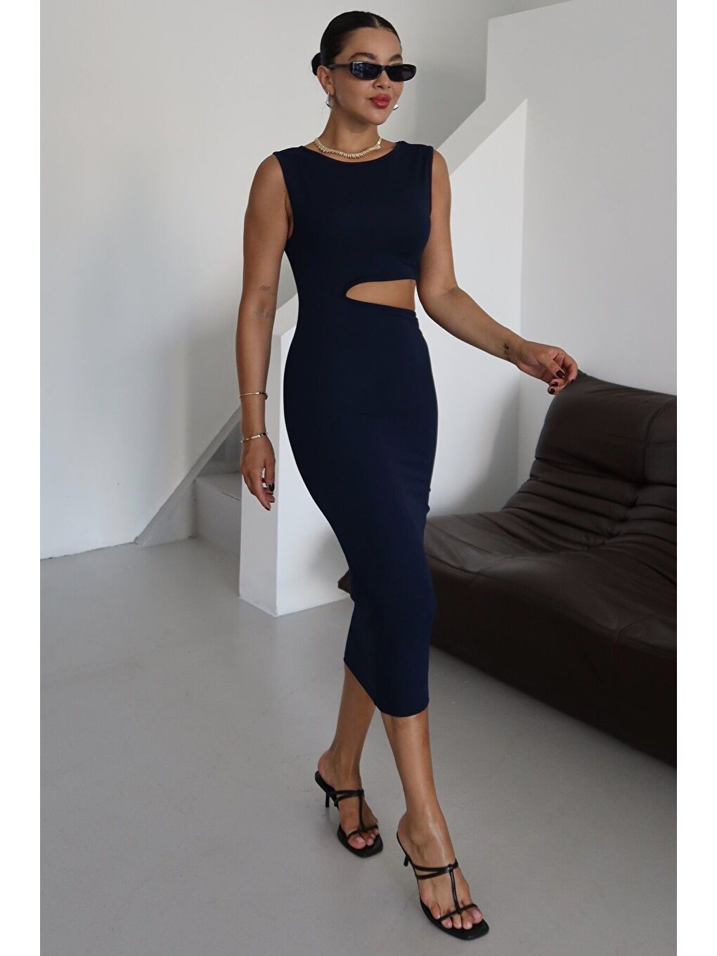 Kadın Lacivert Kolsuz Bel Pencere Detaylı Midi Boy Elbise-5
