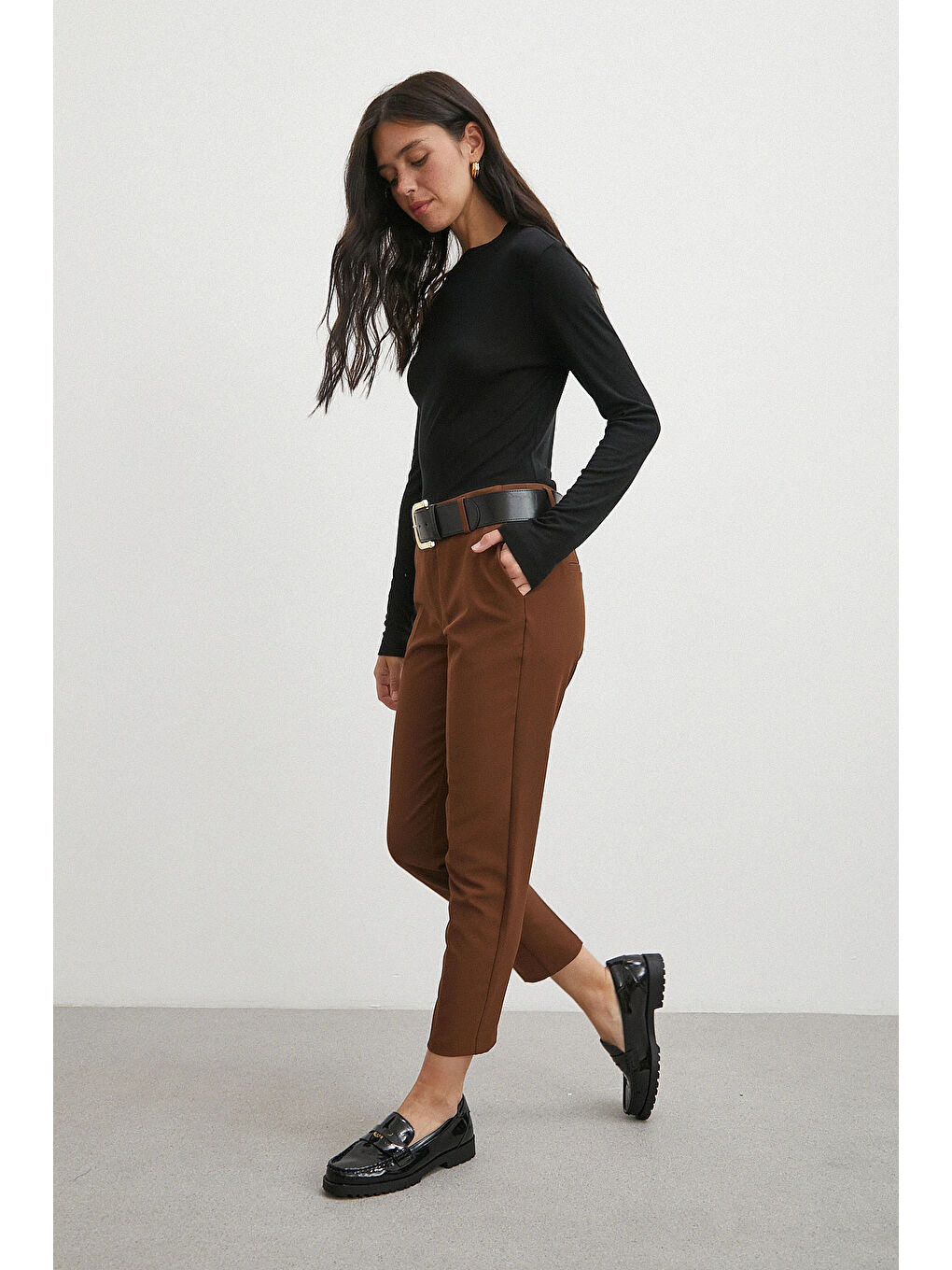 Karışık Kemerli Havuç Paça Pantolon Kahve