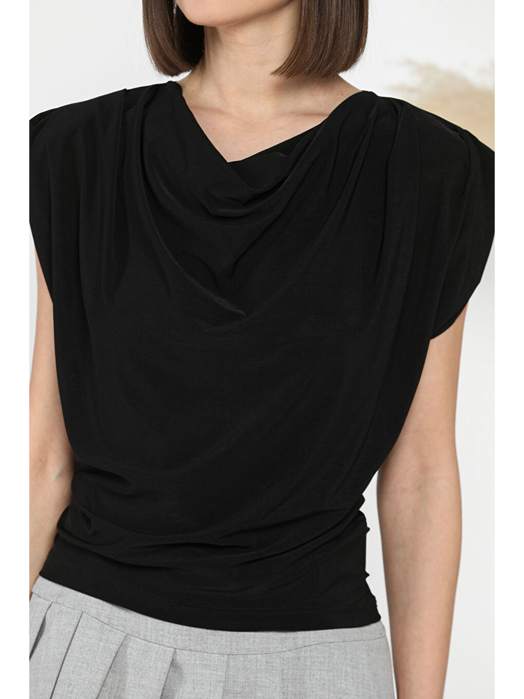 Siyah Vatkalı Omuz Drapeli Kadın Bluz-3